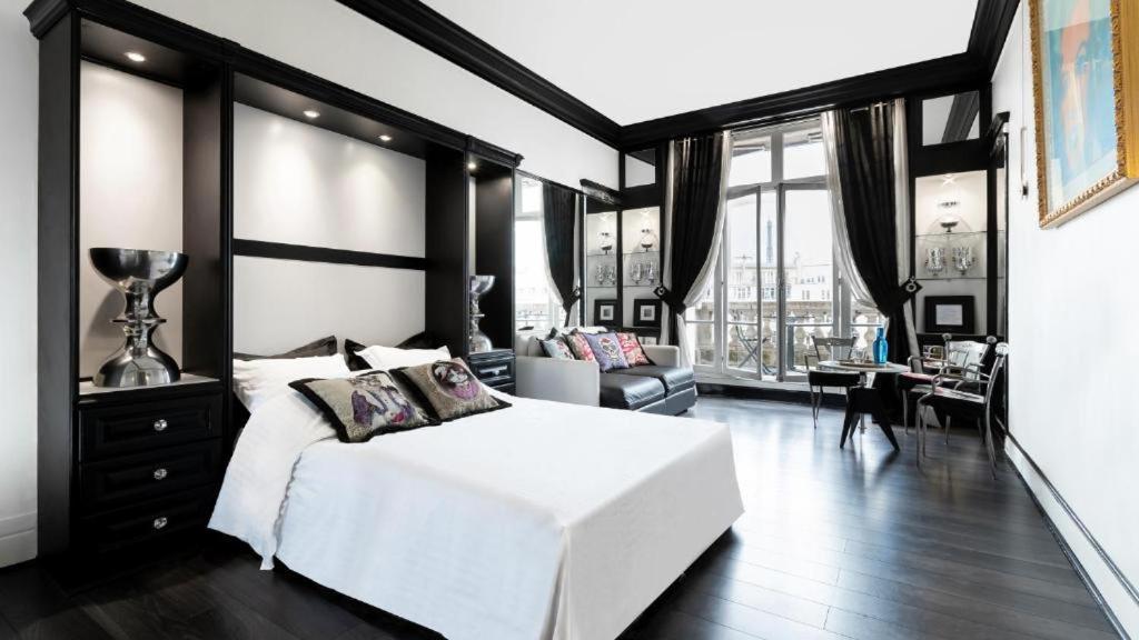 Balcony- Avenue -champs Elysees Apartment
